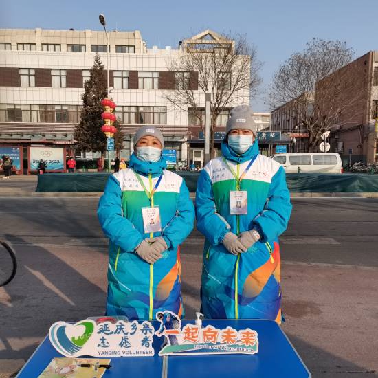 耿玉珍（右一）与其他城市志愿者一道为北京冬奥会服务保障贡献力量。(1).jpg