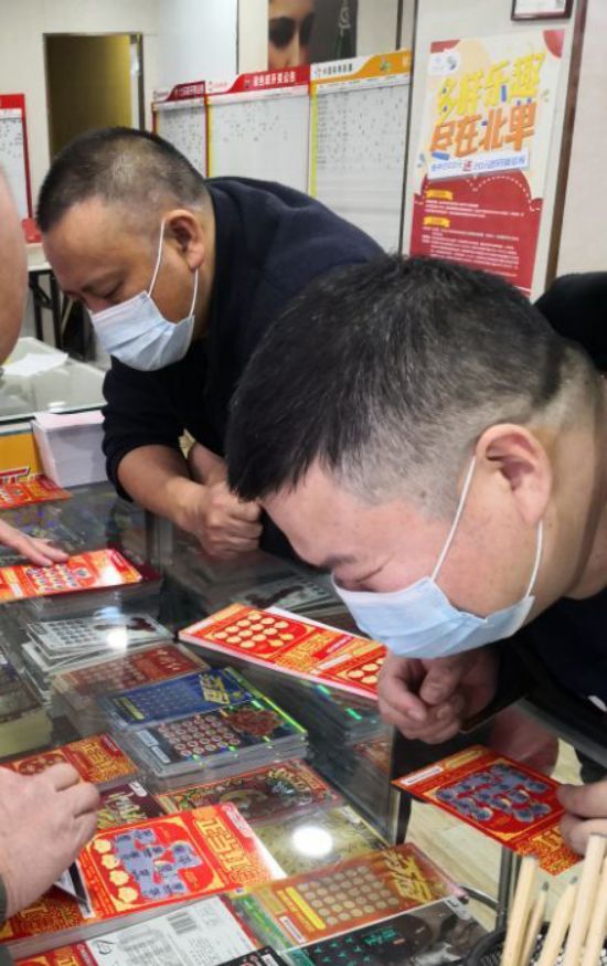 1402 孙先生（右）与新招的销售员 王青摄.jpg