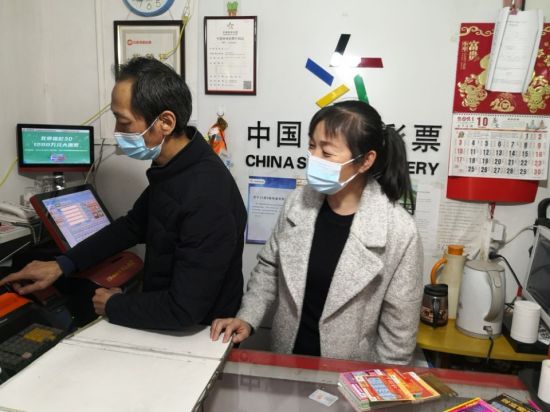 1403 方先生夫妇正在售彩 王青摄.jpg
