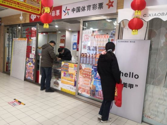 1301 除夕的夜晚，孙先生仍在销售顶呱刮  王青摄.jpg