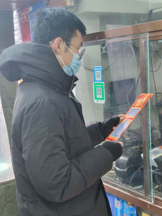 1302 春节期间，购彩者热衷顶呱刮   王青摄.jpg