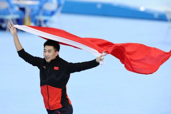 1、2月12日，国家速滑馆，中国队选手高亭宇拿下速度滑冰男子500米金牌（图片来源：人民日报） - 副本.jpg