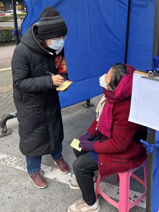 08B  陆正霞在志愿服务现场.jpg