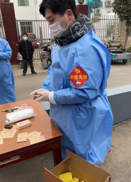 08C  陈梓源在志愿服务现场.jpg