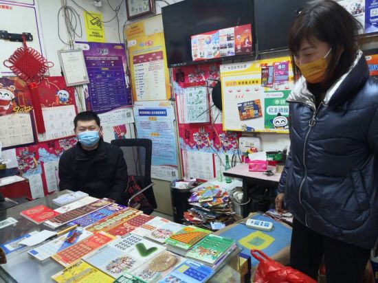 09A  迎来大奖，母子俩虽然戴着口罩，但依然抑制不住开心.jpg