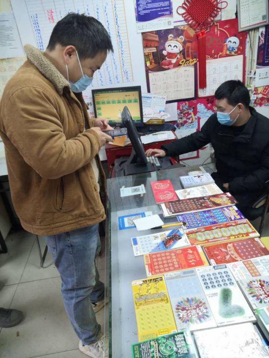 09C  孙先生在为购彩者打票.jpg