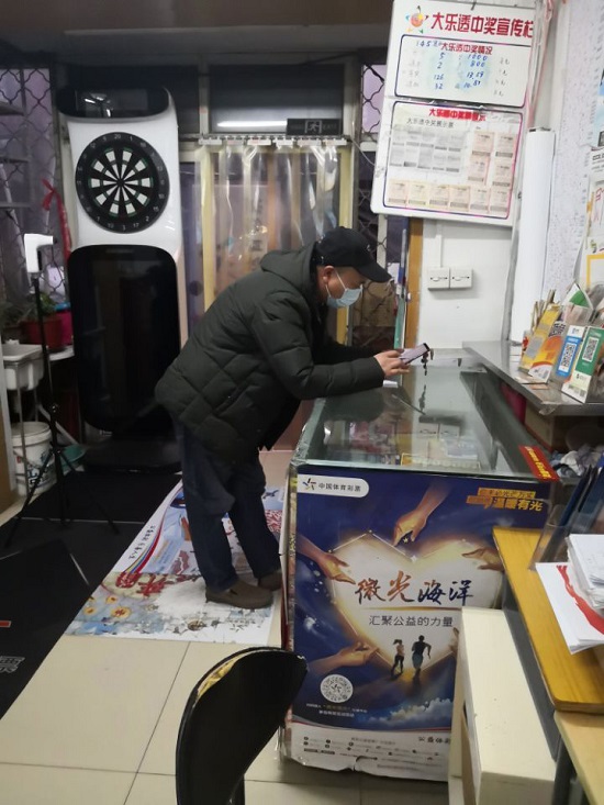 1402 “的哥”小李 王青摄.jpg