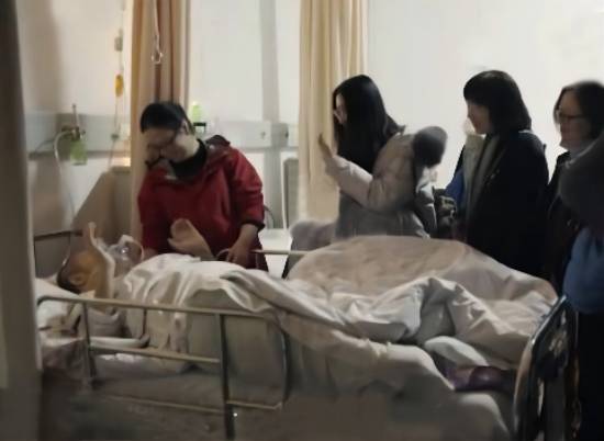 1301 亲友们与病床上的黄建击掌(1).jpg