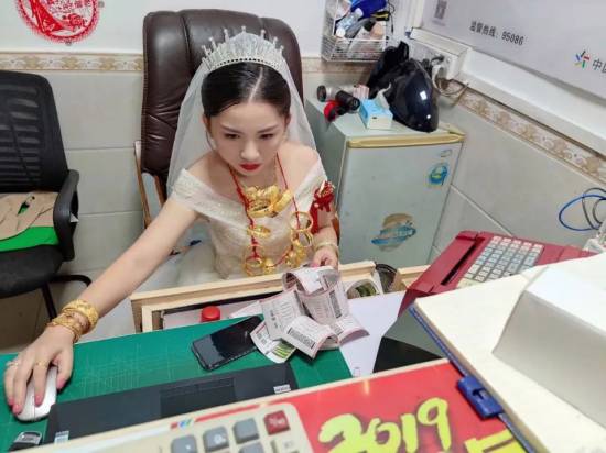 1403 “小彩妹”身着婚纱为购彩者打印彩票(1).jpg