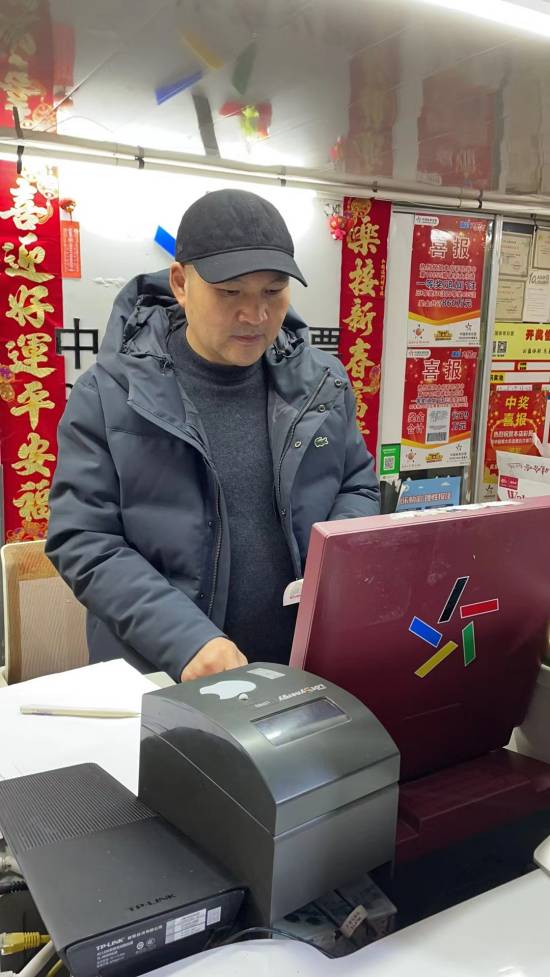 【大乐透15周年代销者说】浙江宁波16021体彩实体店张建阳 以诚信经营收获购彩者信赖与幸运之神的宠爱