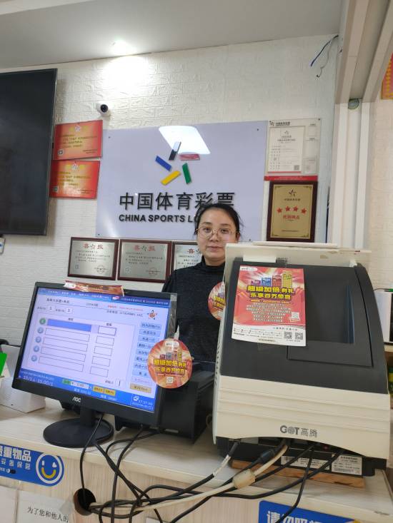 【大乐透15周年代销者说】浙江绍兴53570体彩实体店胡冬冬 销售体彩，奉献并快乐着