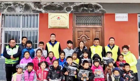 1403 卢志奎（后排左五）与留守儿童合影.jpg