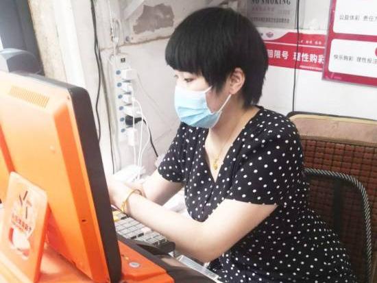 1401 肖女士正在打印彩票 王青摄(1).jpg