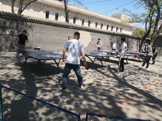 1402 正在打乒乓球的年轻人 王青摄(1).jpg