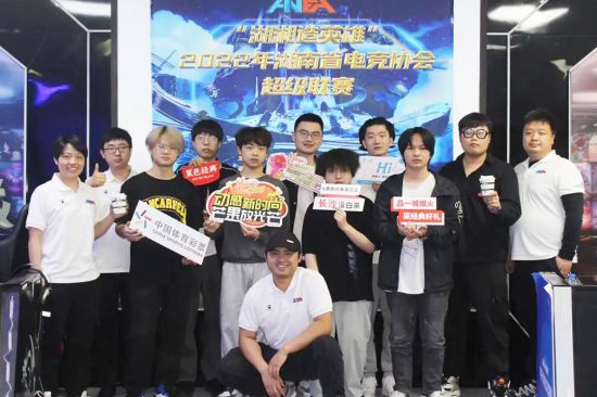 图1104：参与电竞比赛的选手们.jpg