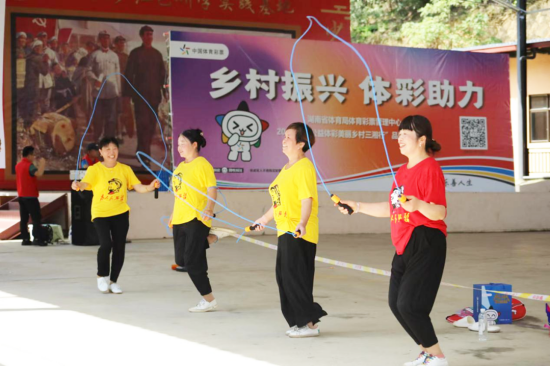 图1102：村民参与跳绳游戏.png