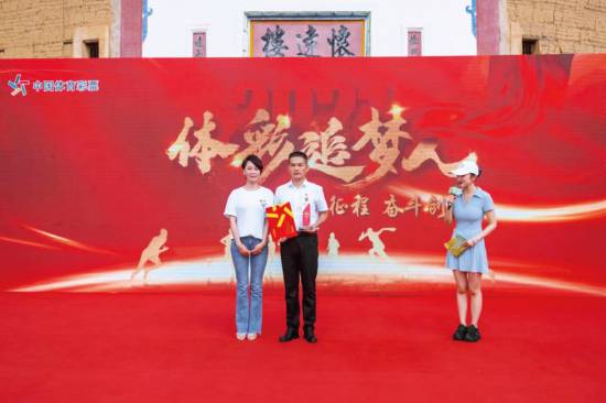 06A  福建体彩中心副主任严惠敏（左）为王亚情颁奖(1).jpg