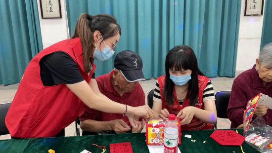 图1101：温州体彩志愿者与退休教师一起做灯笼.png