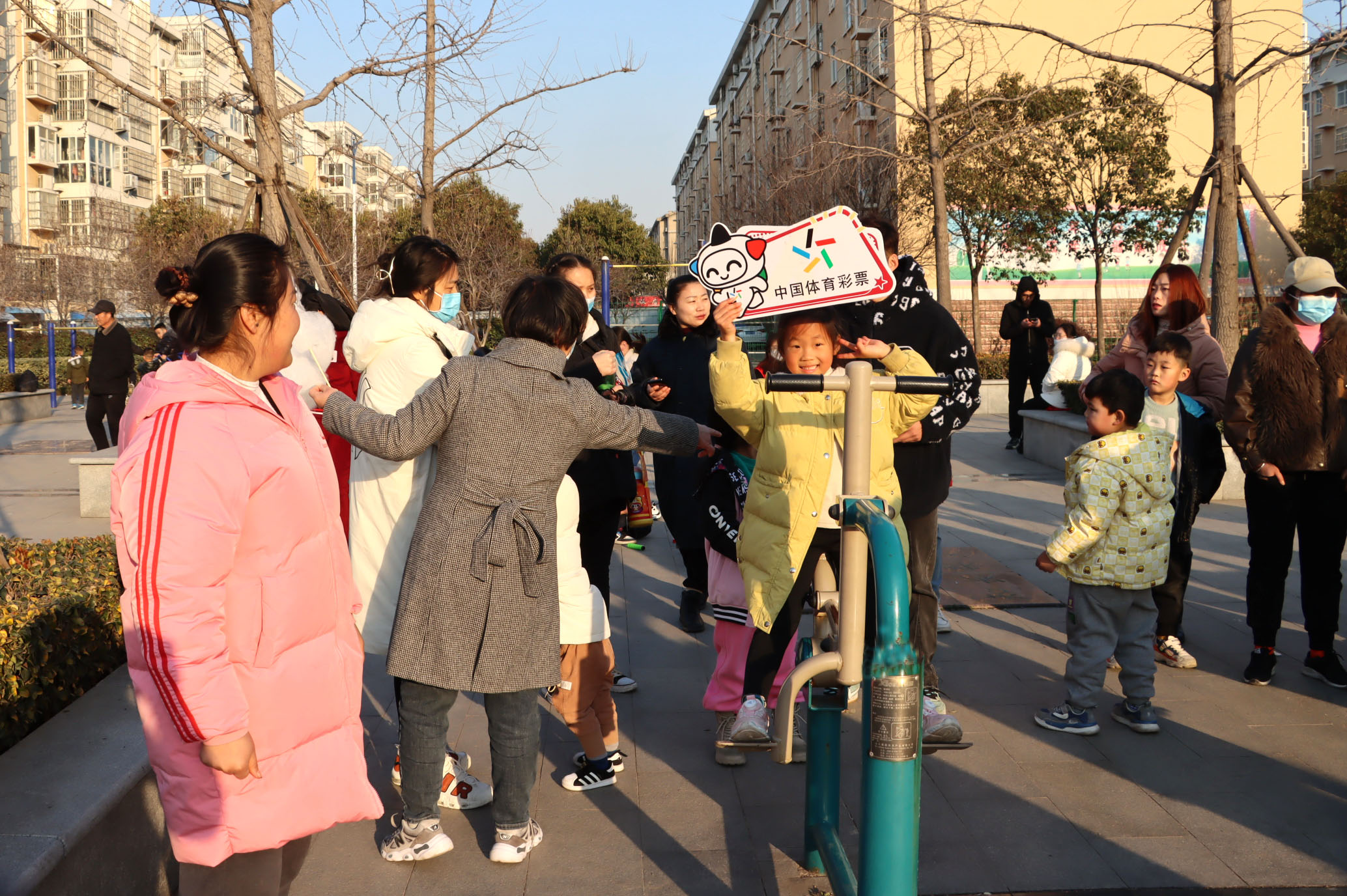 居民在健身器材区体验健身运动.jpg